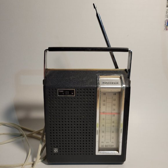 Vintage Panasonic AM/FM Radio Model RF-689 Working * 1 - Picture 2 of 11